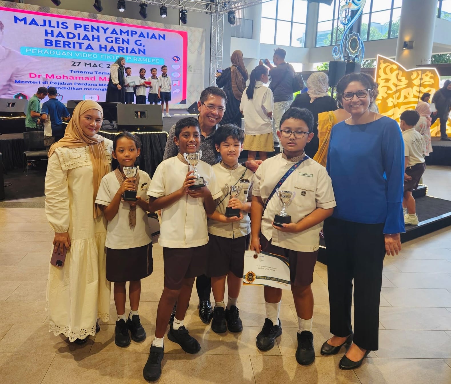 Fuhua Primary pupils in cream shirts and blouses with brown shorts and a skirt